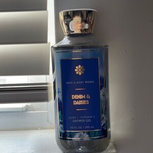 denim and daises shower gel